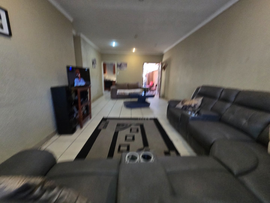 To Let 2 Bedroom Property for Rent in Kannoniers Park North West